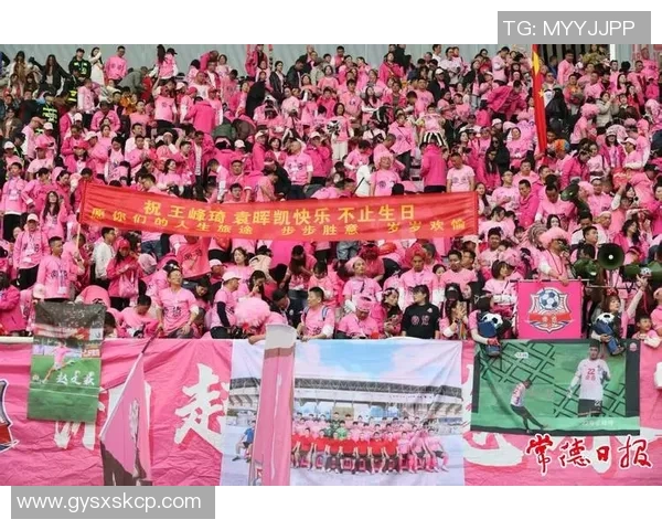 中国球迷组织成最大助威团，场面震撼