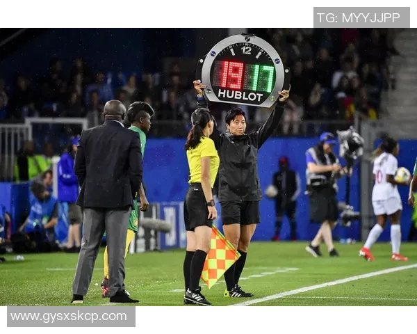 中国足球裁判首次执法欧战,国际足联高度评价 中国足球裁判首次执法欧战,国际足联高度评价